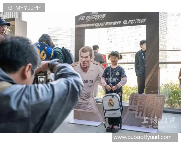 齐达内上海之行与小朋友互动踢球还在胡同里切磋乒乓球乐趣无穷